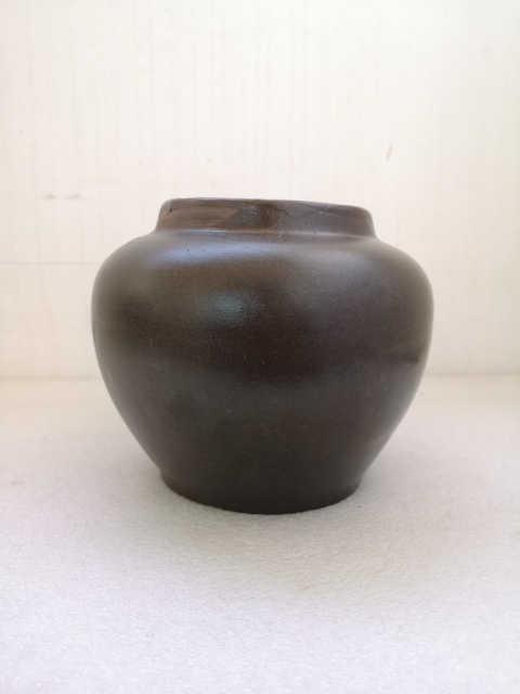 古玩陶瓷褐釉留白花卉紋罐拍賣,當前價格450元