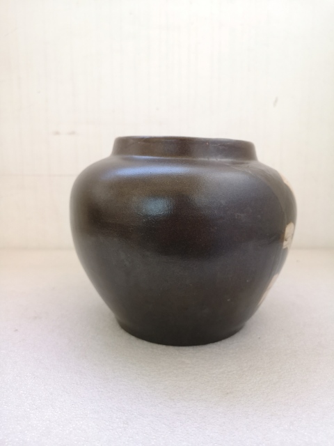古玩陶瓷褐釉留白花卉紋罐拍賣,當前價格450元