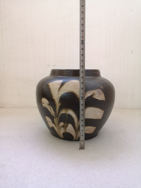 古玩陶瓷褐釉留白花卉紋罐拍賣,當前價格450元