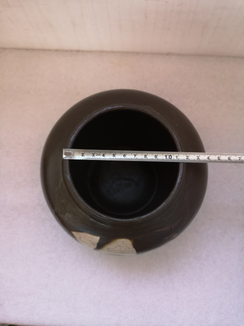 古玩陶瓷褐釉留白花卉紋罐拍賣,當前價格450元