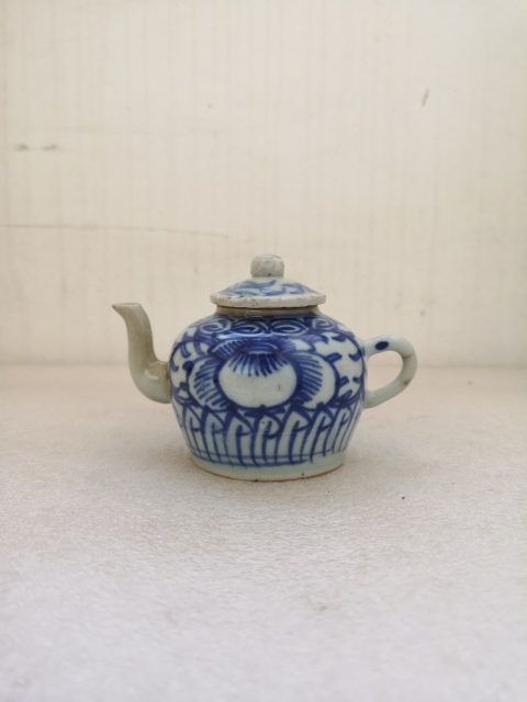古玩陶瓷花卉紋青花執(zhí)壺拍賣，當(dāng)前價格850元