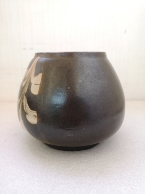 古玩陶瓷褐釉留白花卉紋罐拍賣,當前價格450元
