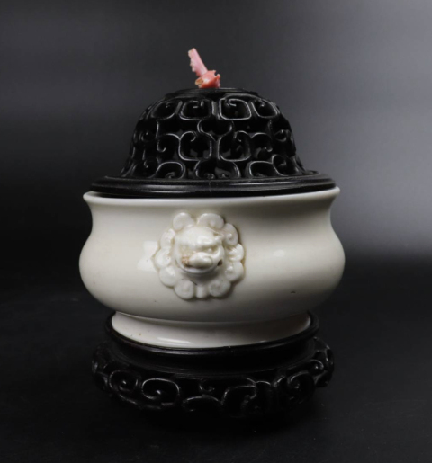 古玩陶瓷【帶保真卡】清早期 德化窯雙獅耳香爐拍賣，當前價格22000元