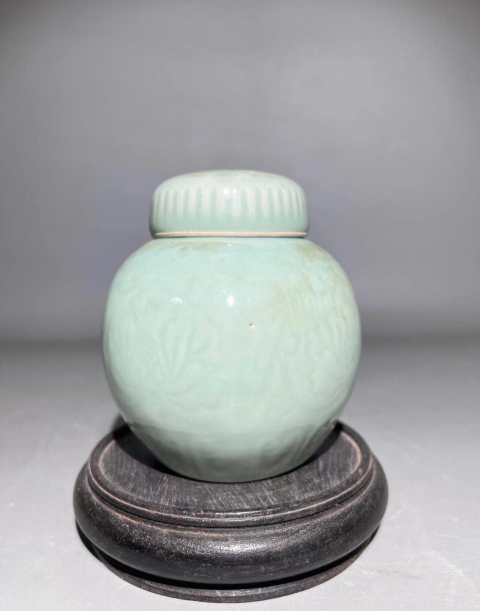 古玩陶瓷(已保真)豆青釉纏枝花卉紋蓋罐拍賣,當(dāng)前價(jià)格2888元