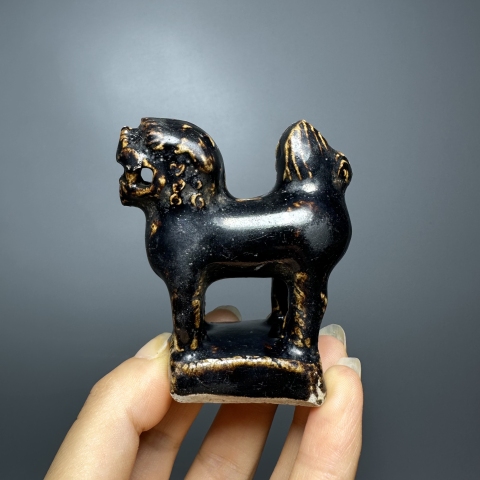 古玩陶瓷明代耀州窯黑釉獅子造像（館藏級精品）拍賣，當前價格6800元