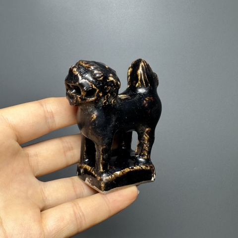 古玩陶瓷明代耀州窯黑釉獅子造像（館藏級精品）拍賣，當前價格6800元