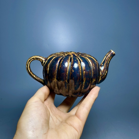 古玩陶瓷窯變黑釉瓜楞倒流壺拍賣,當(dāng)前價格2200元