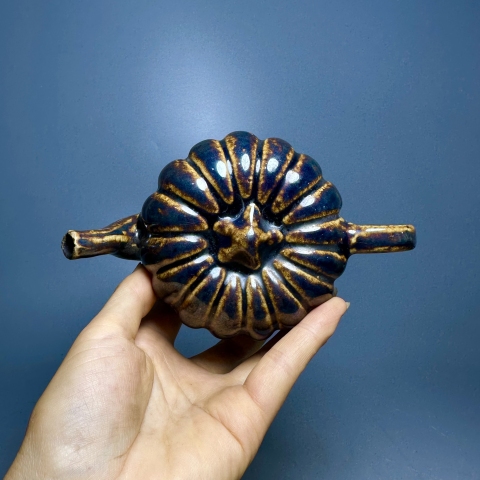 古玩陶瓷窯變黑釉瓜楞倒流壺拍賣,當(dāng)前價格2200元