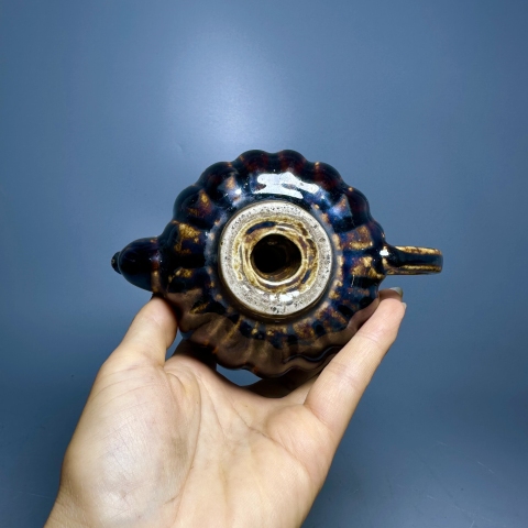 古玩陶瓷窯變黑釉瓜楞倒流壺拍賣,當(dāng)前價格2200元