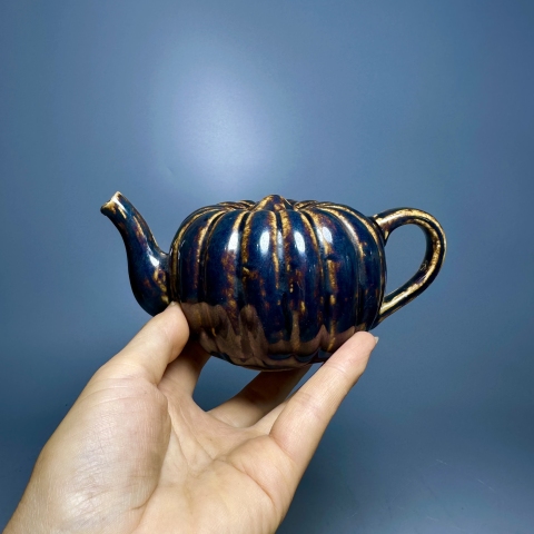 古玩陶瓷窯變黑釉瓜楞倒流壺拍賣,當(dāng)前價格2200元