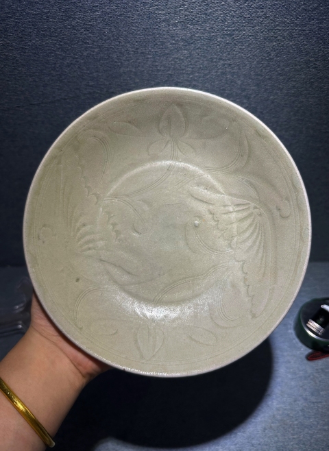 古玩陶瓷北宋龍泉青釉刻花卉紋淺盤（館藏級(jí)）拍賣，當(dāng)前價(jià)格20000元