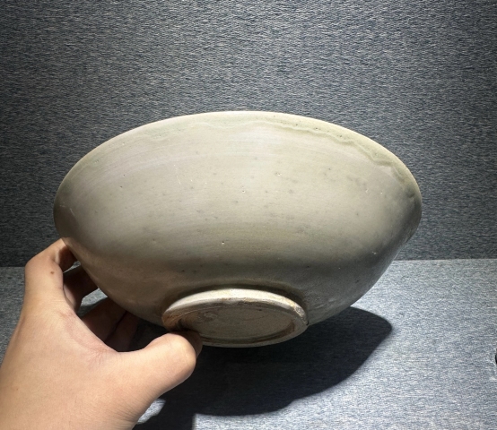 古玩陶瓷北宋龍泉青釉刻花卉紋淺盤（館藏級(jí)）拍賣，當(dāng)前價(jià)格20000元