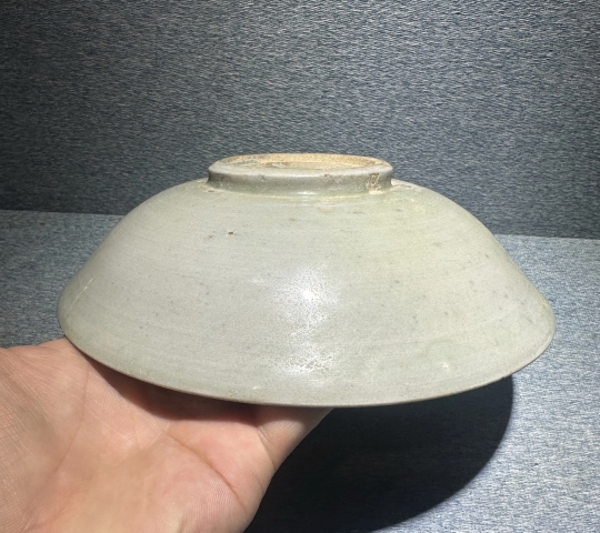 古玩陶瓷北宋龍泉青釉刻花卉紋淺盤（館藏級(jí)）拍賣，當(dāng)前價(jià)格20000元
