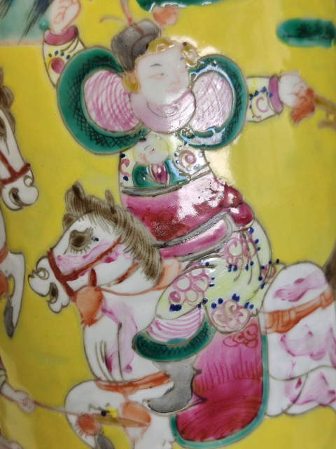 古玩陶瓷晚清黃釉粉彩刀馬人物戰將紋棒槌瓶一對拍賣，當前價格38888元