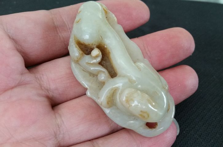 古玩玉器和田玉雕“一夜成龍”掛件拍賣,當前價格400元