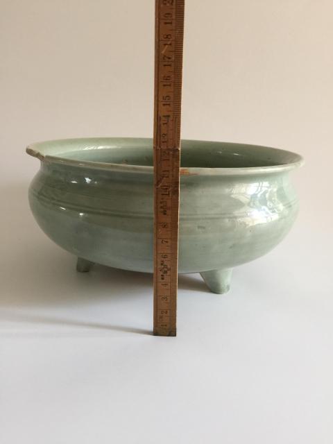 古玩陶瓷龍泉青瓷三足大爐拍賣,當前價格4700元