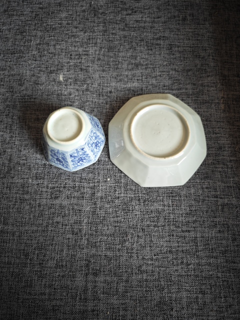 古玩陶瓷【望月樓】康熙青花纏枝花紋杯碟拍賣，當前價格2400元