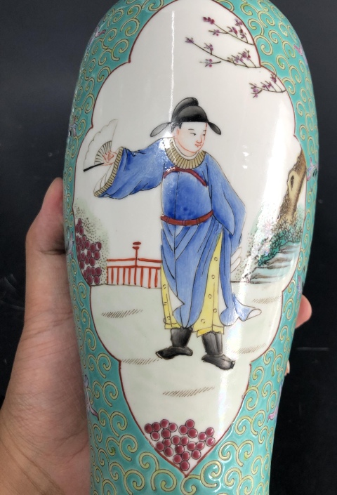 古玩陶瓷《全品》帶保真卡、大號松石綠地開窗仕女紋大雞腿瓶拍賣,當前價格3888元