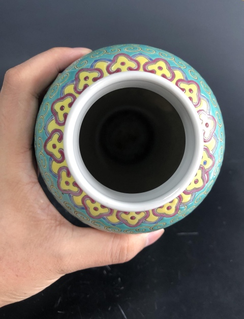 古玩陶瓷《全品》帶保真卡、大號松石綠地開窗仕女紋大雞腿瓶拍賣,當前價格3888元