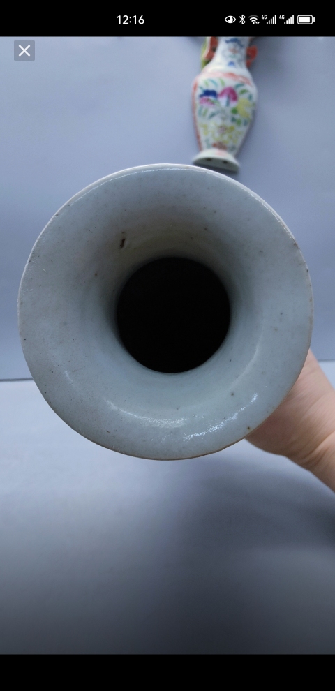 古玩陶瓷珍珠地三色釉松鼠吃葡萄紋觀音瓶拍賣，當前價格6300元