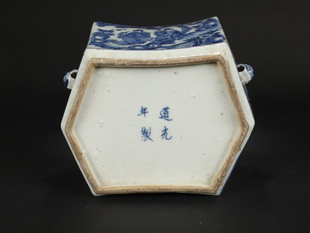 古玩陶瓷青花人物海棠雙耳盒拍賣，當前價格15000元