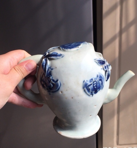 古玩陶瓷清中期?青花堆塑福壽倒流壺拍賣，當(dāng)前價(jià)格3500元