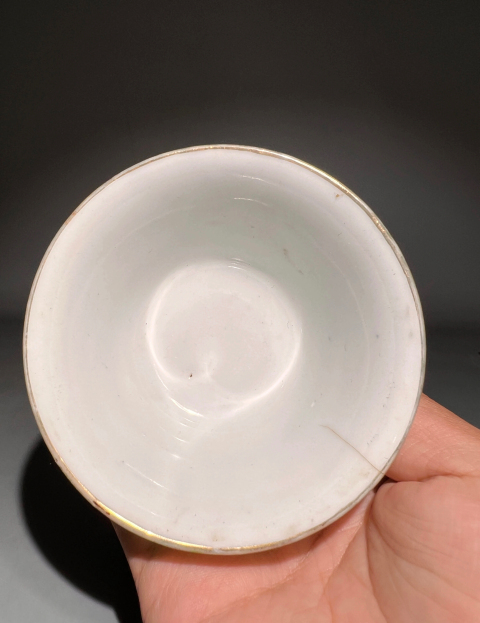 古玩陶瓷精美少見底款綠地開窗胭脂紅山水紋杯拍賣，當(dāng)前價(jià)格0元