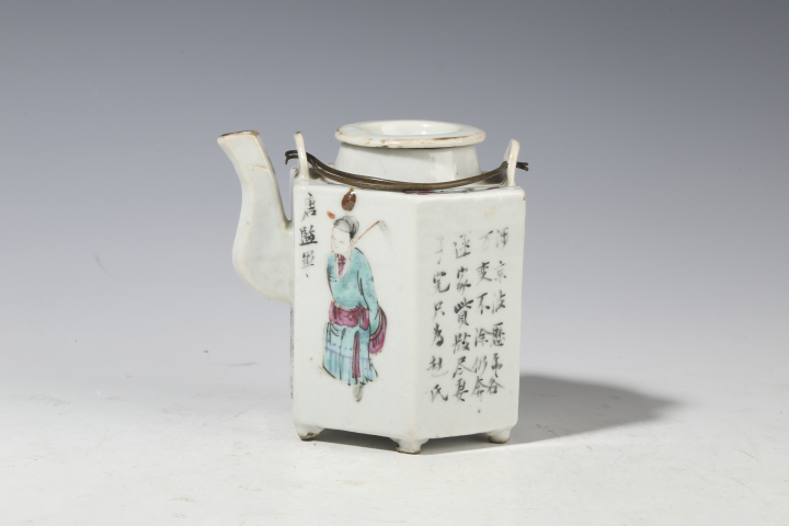 古玩陶瓷粉彩無雙譜人物六方提梁壺拍賣,當前價格6500元
