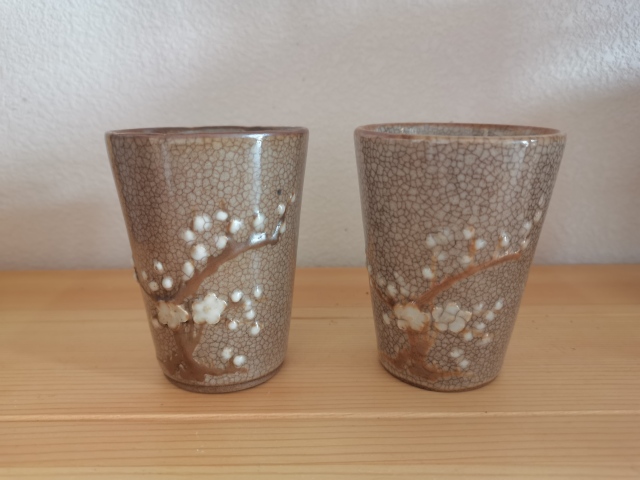 古玩陶瓷哥釉堆塑梅花鈴鐺杯一對拍賣，當(dāng)前價(jià)格1860元