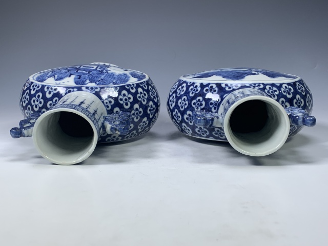 古玩陶瓷【望月樓】青花攜琴訪友紋抱月瓶一對拍賣,當前價格18000元