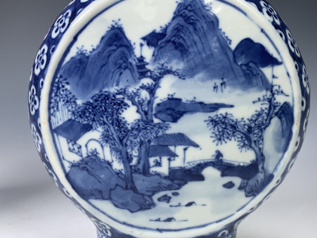 古玩陶瓷【望月樓】青花攜琴訪友紋抱月瓶一對拍賣,當前價格18000元