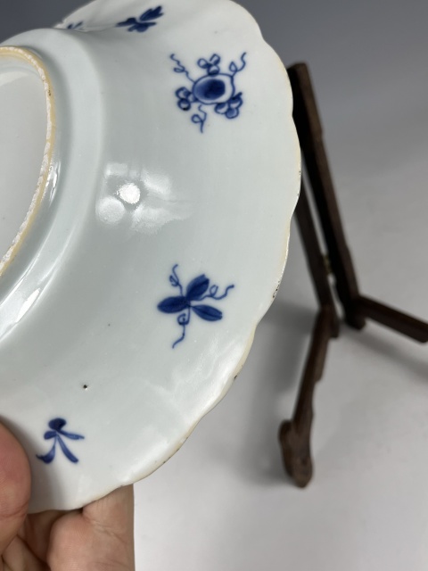 古玩陶瓷康熙·青花魚蟹紋花口盤真品鑒賞圖