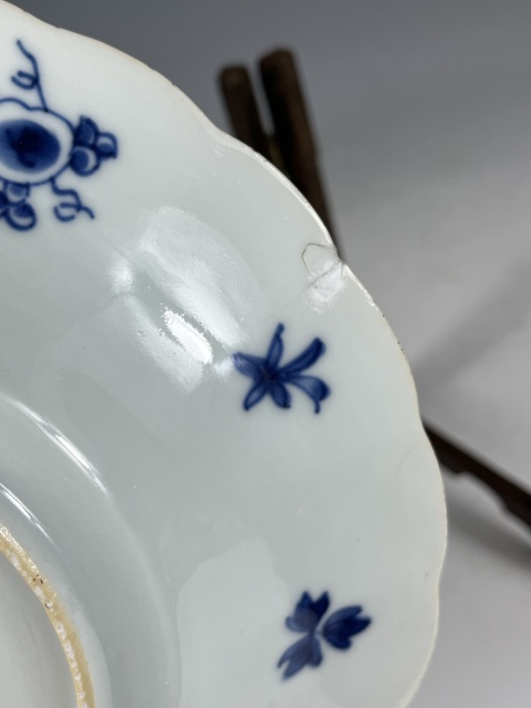 古玩陶瓷康熙·青花魚蟹紋花口盤真品鑒賞圖