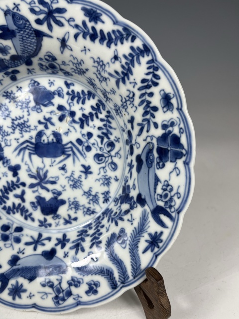 古玩陶瓷康熙·青花魚蟹紋花口盤真品鑒賞圖