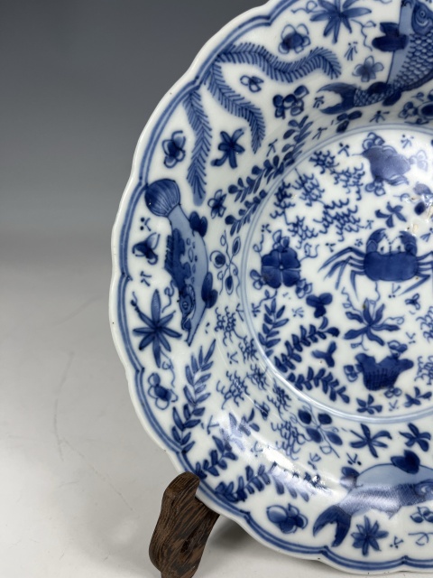 古玩陶瓷康熙·青花魚蟹紋花口盤真品鑒賞圖