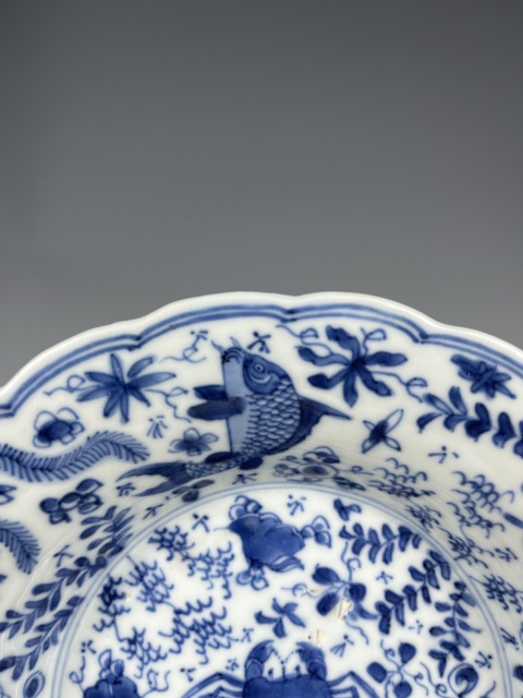 古玩陶瓷康熙·青花魚蟹紋花口盤真品鑒賞圖
