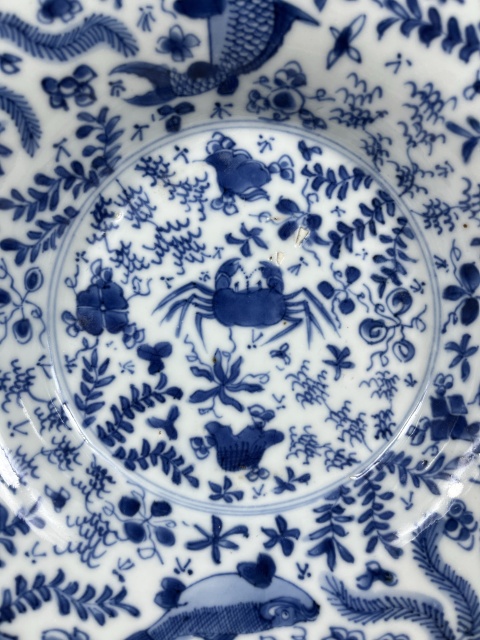 古玩陶瓷康熙·青花魚蟹紋花口盤真品鑒賞圖