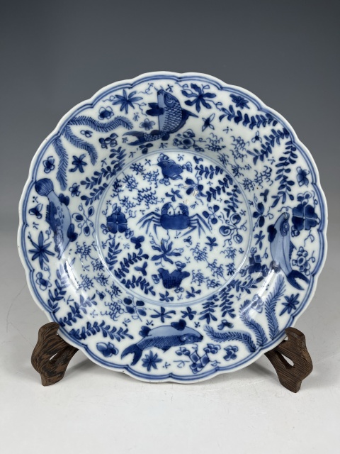 古玩陶瓷康熙·青花魚蟹紋花口盤真品鑒賞圖