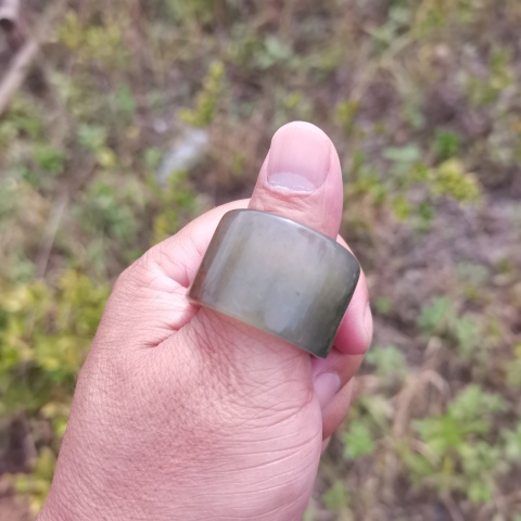 古玩玉器岫玉雕“素紋扳指”拍賣,當(dāng)前價(jià)格0元