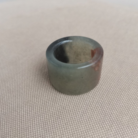 古玩玉器岫玉雕“素紋扳指”拍賣,當(dāng)前價(jià)格0元