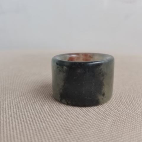 古玩玉器岫玉雕“素紋扳指”拍賣,當(dāng)前價(jià)格0元
