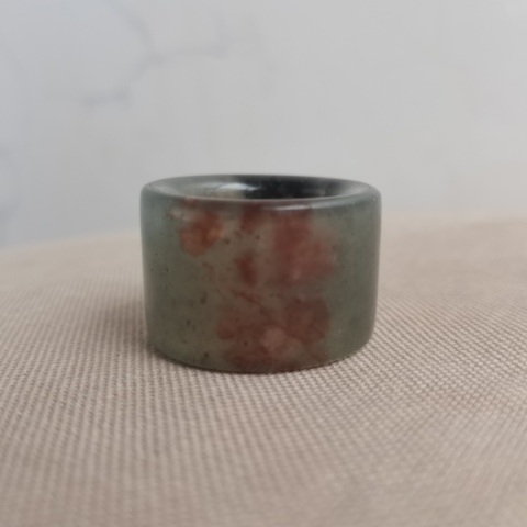 古玩玉器岫玉雕“素紋扳指”拍賣,當(dāng)前價(jià)格0元