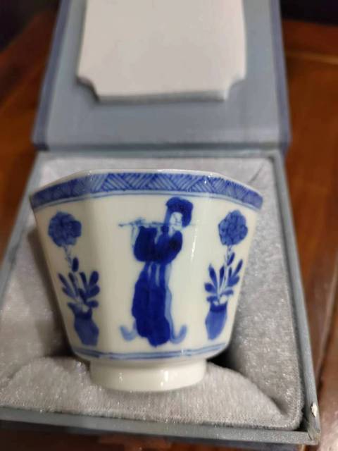 晚清仕女花卉紋青花主人杯拍賣，當前價格1000元