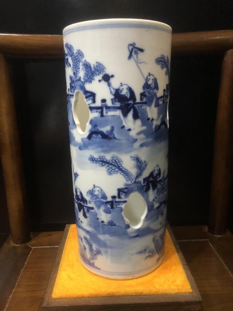 古玩陶瓷(新年放漏中)晚清-百子嬰戲紋-青花鏤空帽筒拍賣,當前價格6680元