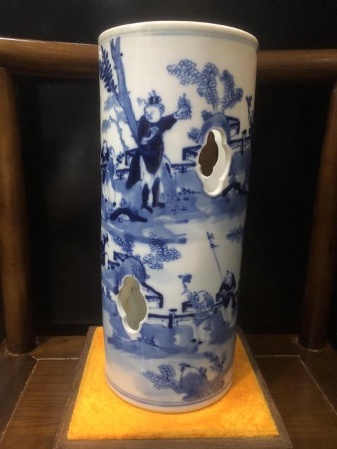 古玩陶瓷(新年放漏中)晚清-百子嬰戲紋-青花鏤空帽筒拍賣,當前價格6680元