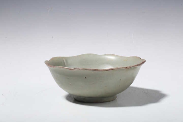 古玩陶瓷龍泉花口剔花碗拍賣,當(dāng)前價格3300元