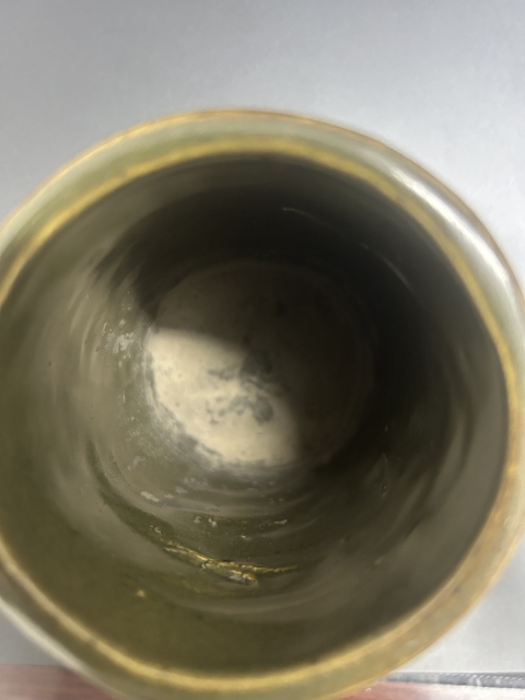 古玩陶瓷清中期茶葉沫釉(廠官釉)堆塑梅花筆筒拍賣,當前價格1580元