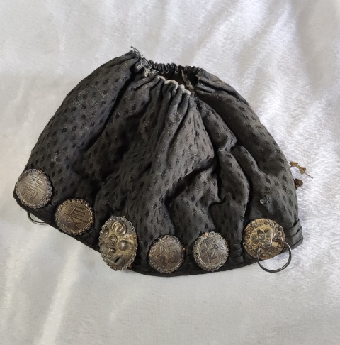 帶帽飾帽子一頂拍賣，當前價格999元