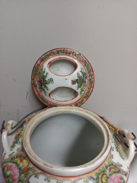 古玩陶瓷開窗花卉人物廣彩描金茶壺拍賣,當前價格2688元