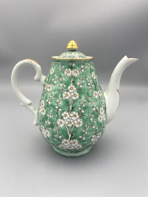 古玩陶瓷0起159一口晚清松石綠地粉彩冰梅紋茶壺拍賣，當前價格1584元